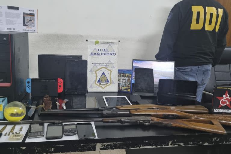 Armas de fuego, navajas, cuchillos y celulares secuestrados durante el allanamiento en la casa del chico