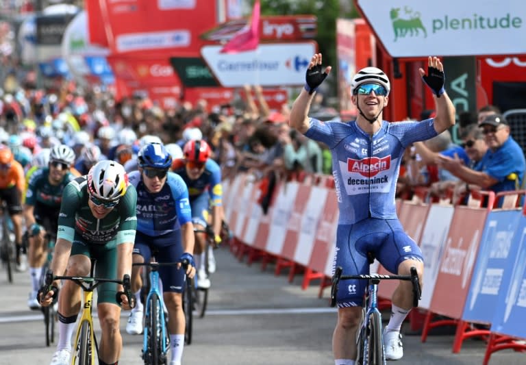 Kaden Groves (R) crosses the line ahead of Wout van Aert to win stage 14 of the Vuelta a Espana (MIGUEL RIOPA)