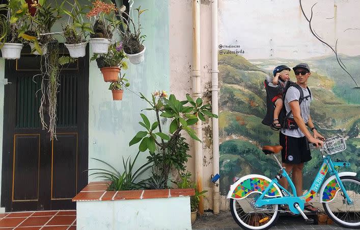 <p>Une petite balade en vélo dans les rues de Malaisie.<br>Crédit photo : Instagram @darelist.family </p>