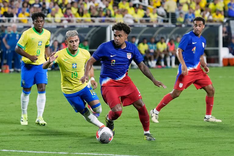 Weston McKennie intenta superar en la carrera a Andreas Pereira; observan Endrick y Tyler Adams 