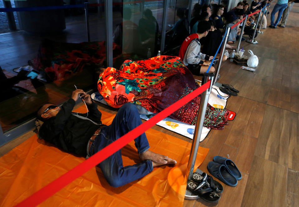 People queue overnight for the new iPhone 7 at an Apple reseller shop in Singapore September 16, 2016. REUTERS/Edgar Su