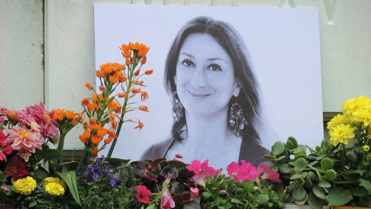 Am Fuß eines Denkmals vor dem Justizpalast erinnert ein Foto an Daphne Caruana Galizia. Foto: Lena Klimkeit