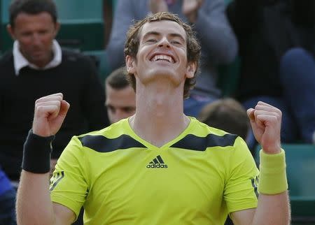 Andy Murray of Britain celebrates after winning his men's singles match against Fernando Verdasco of Spain at the French Open tennis tournament at the Roland Garros stadium in Paris June 2, 2014. REUTERS/Gonzalo Fuentes
