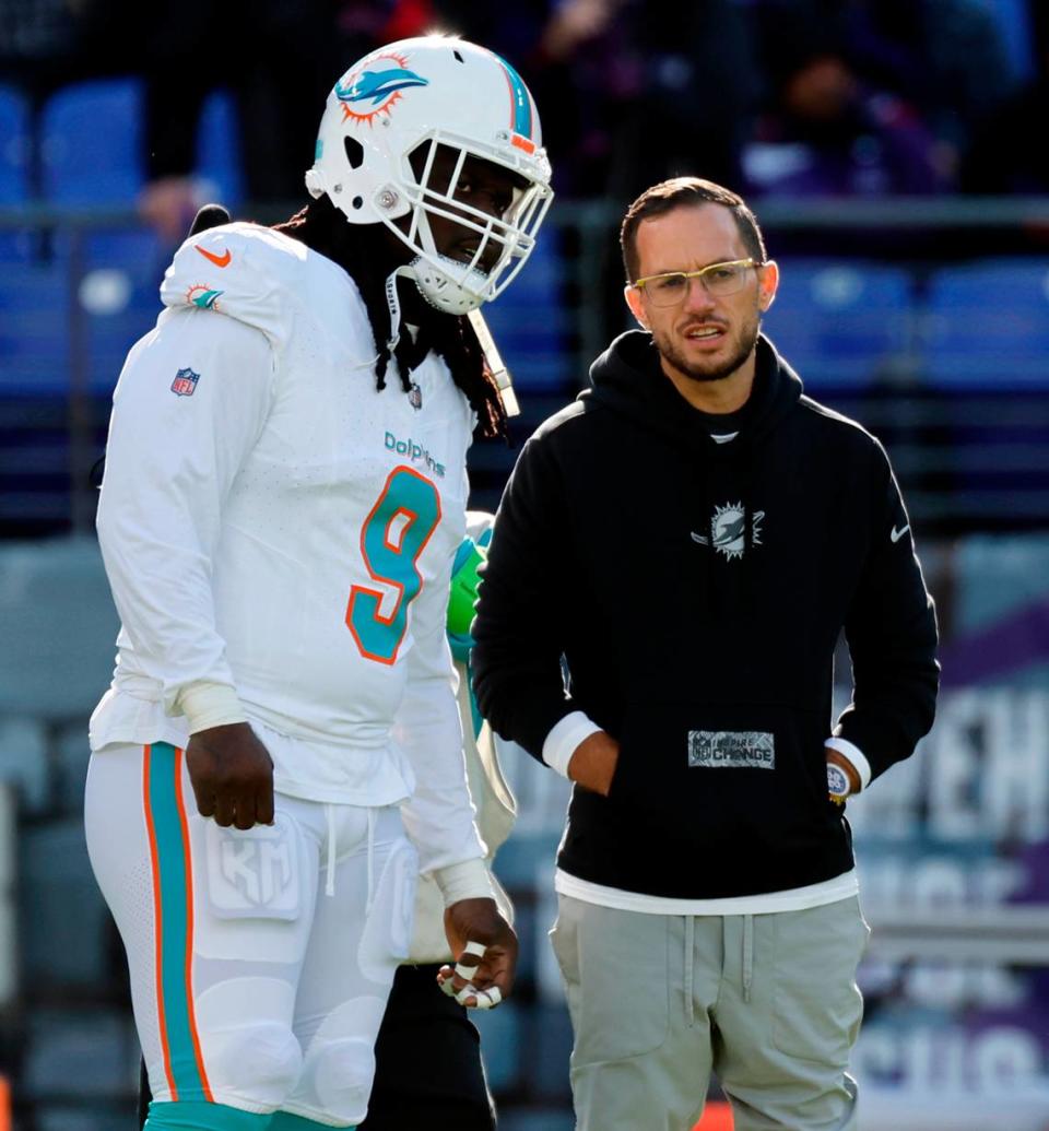 Miami Dolphins coach Mike McDaniel talks his Dolphins linebacker Melvin Ingram (9) during warmups before the start of an NFL football game against the Baltimore Ravens at M&T Bank Stadium in Baltimore, Maryland on Sunday, December 31, 2023. Al Diaz/adiaz@miamiherald.com