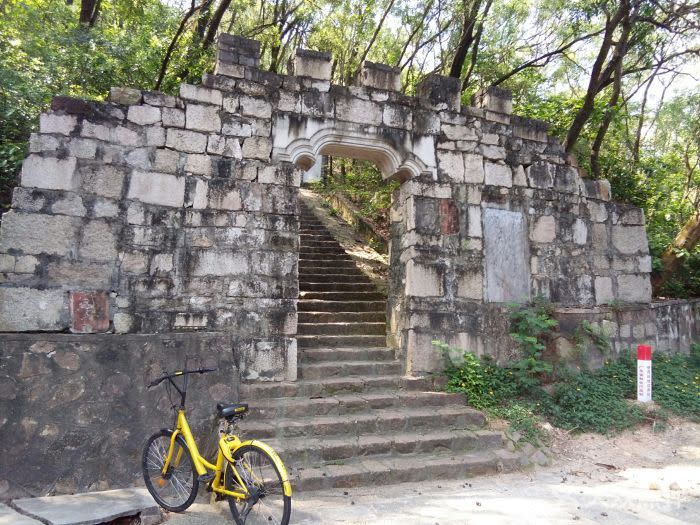 左炮台的古老大門。