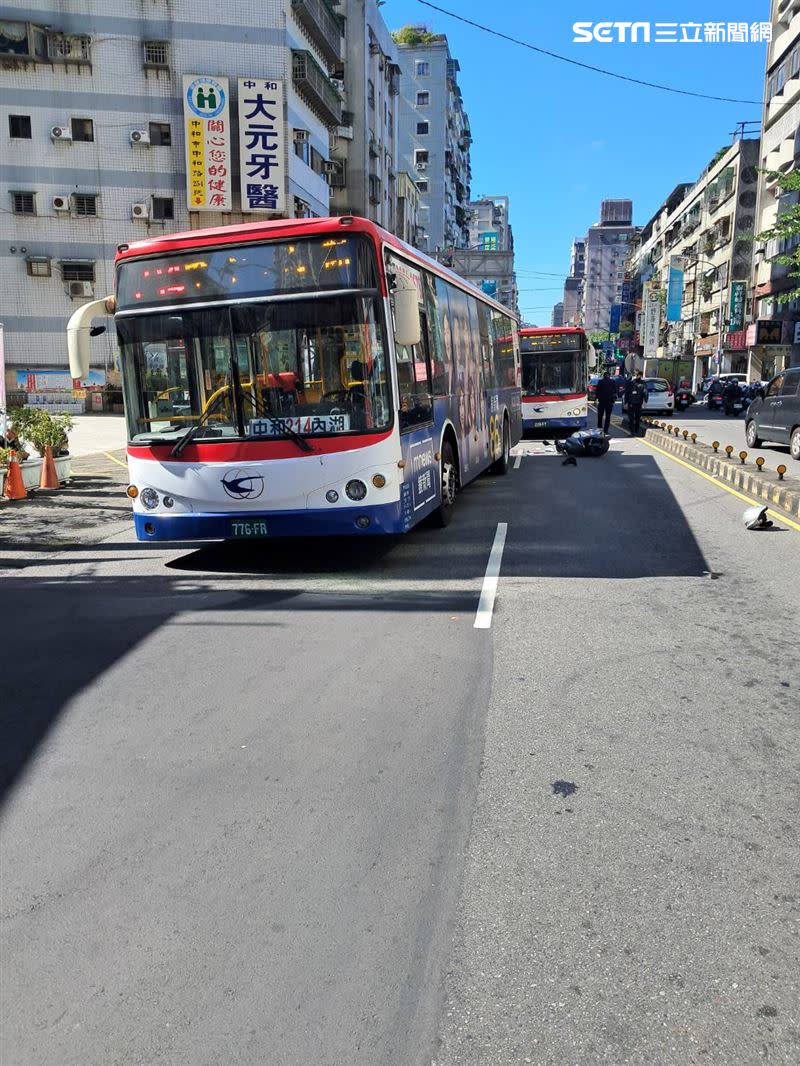 警方到場釐清車禍原因。（圖／翻攝畫面）