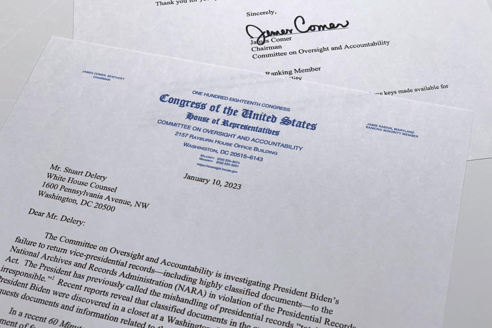 La carta del presidente del Comisión para la Supervisión y Reforma del Gobierno de la Cámara de Representantes, el republicano James Comer, al asesor de la Casa Blanca, Stuart Delery, está fotografiada el martes 10 de enero de 2023. (AP Photo/Jon Elswick)