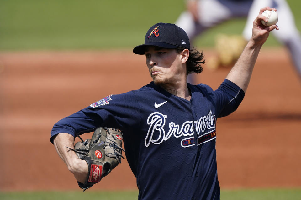 Max Fried, abridor de los Bravos de Atlanta, lanza en el duelo de pretemporada del miércoles 10 de marzo de 2021, en Fort Myers, Florida, ante los Medias Rojas de Boston (AP Foto/John Bazemore)