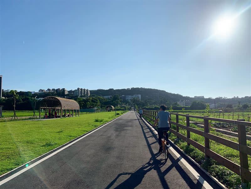 雖然不像台東的景緻被群山環繞，但平鎮的自行車道仍相當寬敞清幽。 （圖／讀者提供）