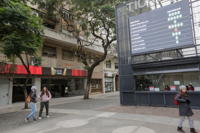 La Ciudad de Buenos Aires recupera un bastión tradicional del cine de autor, ubicado a metros del Obelisco sobre Diagonal Norte, frente al puesto de venta de Tickets Buenos Aires