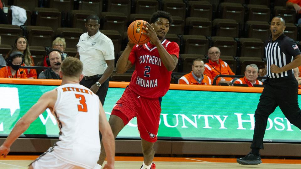 Gary Solomon prepares to make a pass at Southern Indiana plays Bowling Green on Saturday.