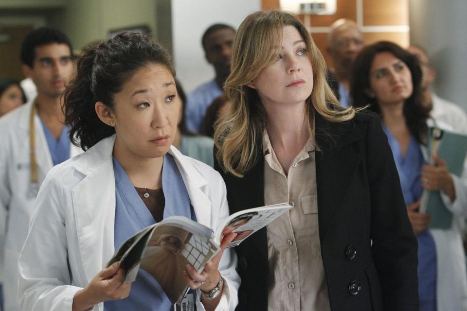 Sie beginnen gemeinsam am Seattle Grace als Assistenzärztinnen und werden bald beste Freundinnen: Cristina Yang (Sandra Oh, links) und Meredith Grey (Ellen Pompeo) lieben und leiden lange Zeit gemeinsam. Die ehrgeizige Ärztin findet zwar ebenfalls kein andauerndes Liebesglück, dafür einen Spitzenjob: Am Ende der zehnten Staffel geht Yang nach Zürich, um dort eine Klinik zu leiten. (Bild: ProSieben / ABC Studios)