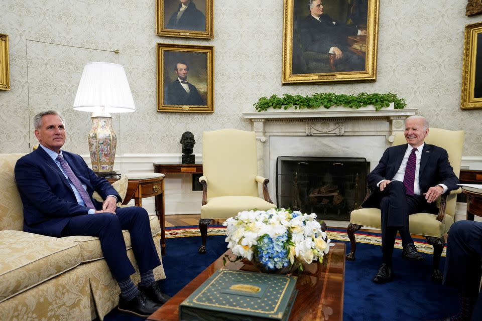 Joe Biden, presidente de Estados Unidos, y el republicano Kevin McCarthy.