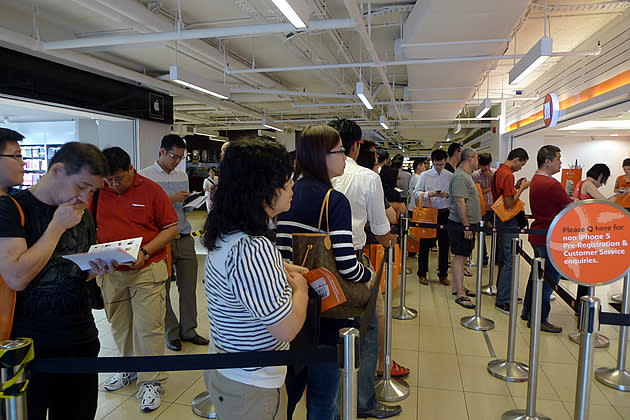 About 200 people were queueing at the Paragon outlet of M1. Customers are expected to wait about two hours to register, and another four to six hours to get their iPhoen 5. (Yahoo! photo)