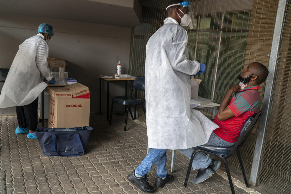 Profesionales de la salud llevan un control con participantes en una prueba para la vacuna contra la COVID-19 en Johannesburgo, el 5 de enero de 2021. (Joao Silva/The New York Times)