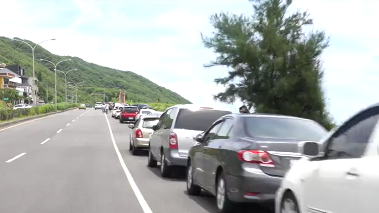 車輛沿著台11線停到一位難求。（圖／民視新聞）