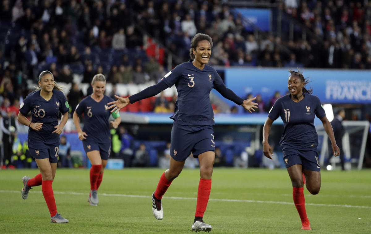 How Do You Say 'Female Soccer Defender' in French? World Cup Host