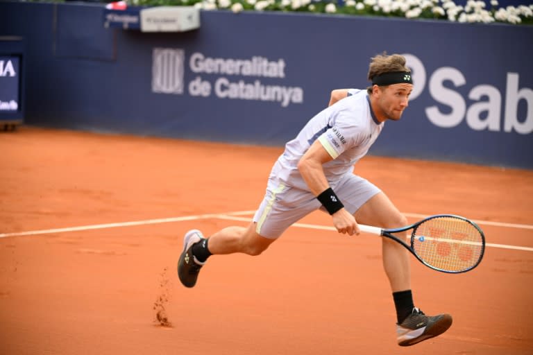 El tenista noruego Casper Ruud corre hacia la red durante su partido contra el australiano Jordan Thompson en el torneo Conde de Godó, en Barcelona, el 18 de abril de 2024 (Josep Lago)