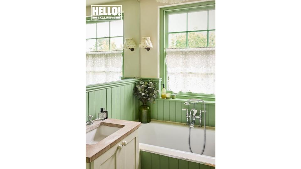 Designer Daisy Knatchbull's green pannelled bathroom in London