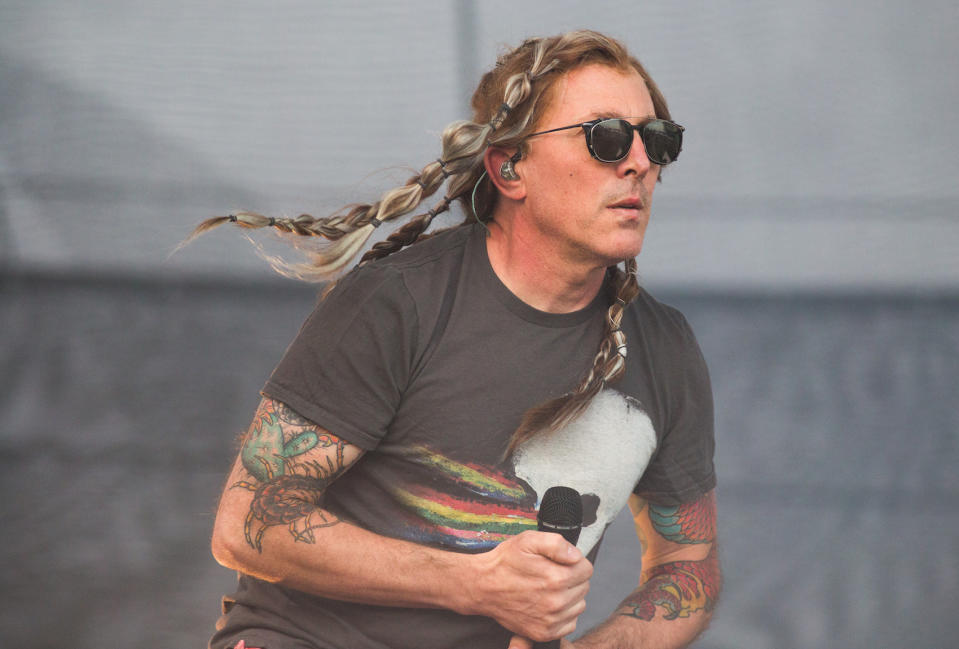 <p>Seine Musik ist hammerhart, seine Weine sind dagegen weich wie Samt: Maynard James Keenan, Sänger der Bands Tool, A Perfect Circle und Puscifer, unterhält seit einigen Jahren mit großer Leidenschaft im US-Bundesstaat Arizona eine Winzerei. Über die Arbeit in seinem Weingut Caduceus Cellars drehte der Musiker sogar eine Doku. In „Blood into wine“ berichtet Keenan über die Schwierigkeiten, mitten in der Wüste von Arizona genießbaren Wein anzubauen. (Bild: ddp Images)</p>