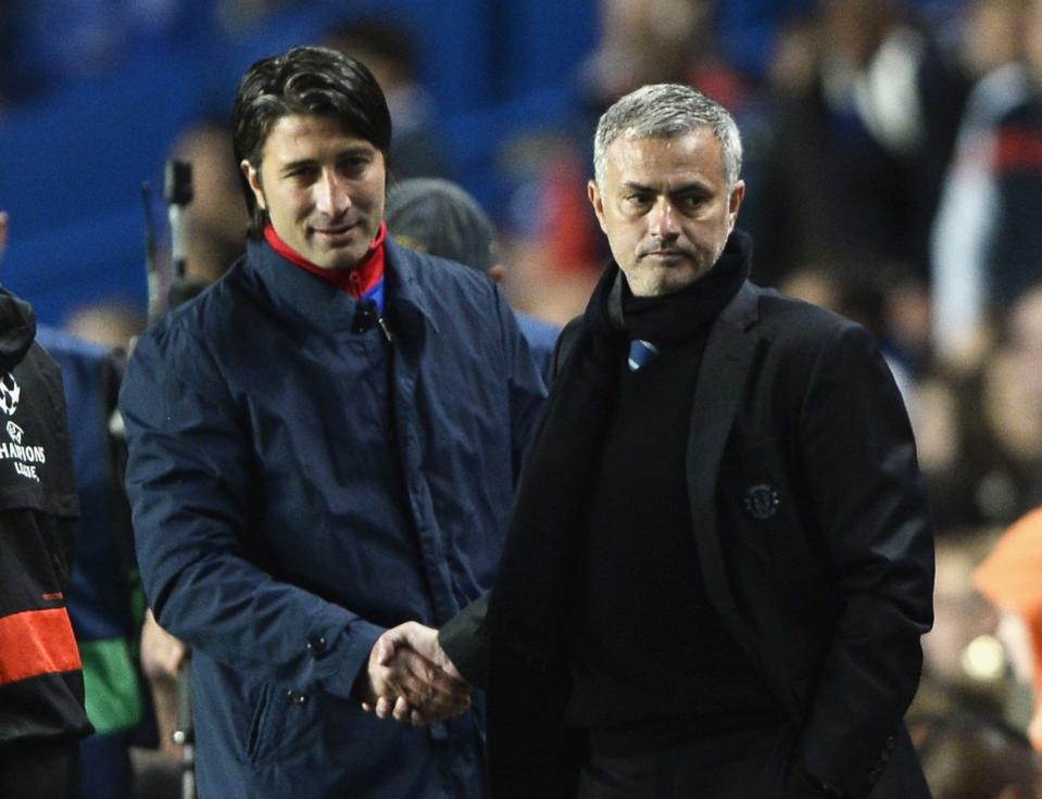 Chelsea's manager Jose Mourinho (R) shakes hands with his Basel counterpart Murat Yakin after their Champions League soccer match at Stamford Bridge in London September 18, 2013. REUTERS/Dylan Martinez (BRITAIN - Tags: SPORT SOCCER)