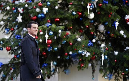 French Prime Minister Manuel Valls leaves the Elysee Palace in Paris, France, December 23, 2015, following the weekly cabinet meeting and a news conference where the prime minister presented reform proposals. REUTERS/Philippe Wojazer