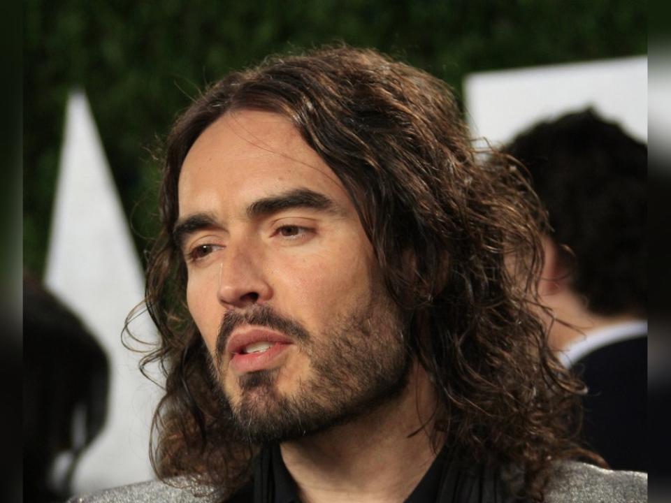 Russell Brand sieht sich mit massiven Vorwürfen konfrontiert. (Bild: Joe Seer/Shutterstoc)