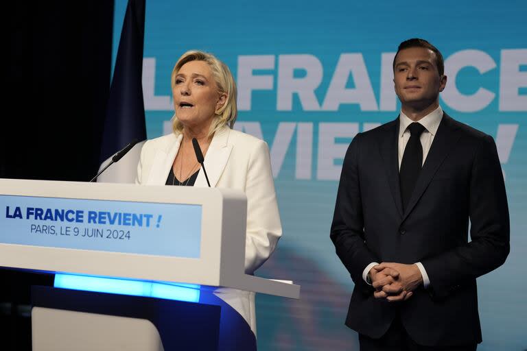 La líder ultraderechista francesa Marine Le Pen pronuncia un discurso mientras Jordan Bardella, presidente del partido ultraderechista francés Agrupación Nacional, escucha en la sede del partido la noche electoral después de que el presidente francés Emanuel Macron anunciara que disuelve la Asamblea Nacional y convoca nuevas elecciones legislativas tras la derrota en la votación de la UE,