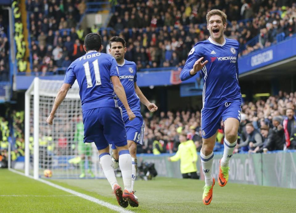 El español Marcos Alonso, del Chelsea, festeja tras anotar un gol en el duelo con el Arsenal en el estadio Stamford Bridge de Londres, el sábado 4 de febrero de 2017. (AP Foto/Frank Augstein)