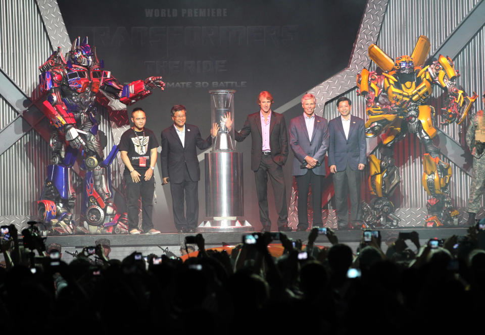 (L to R) Facebook fan winner Malcom Chen, Chairman of Genting Group & RWS Tan Sri Lim Kok Thay, Michael Bay, Chairman & CEO of Universal Parks & Resorts, Tom Williams, CEO of RWS, Tan Hee Teck. (Photo courtesy of USS)