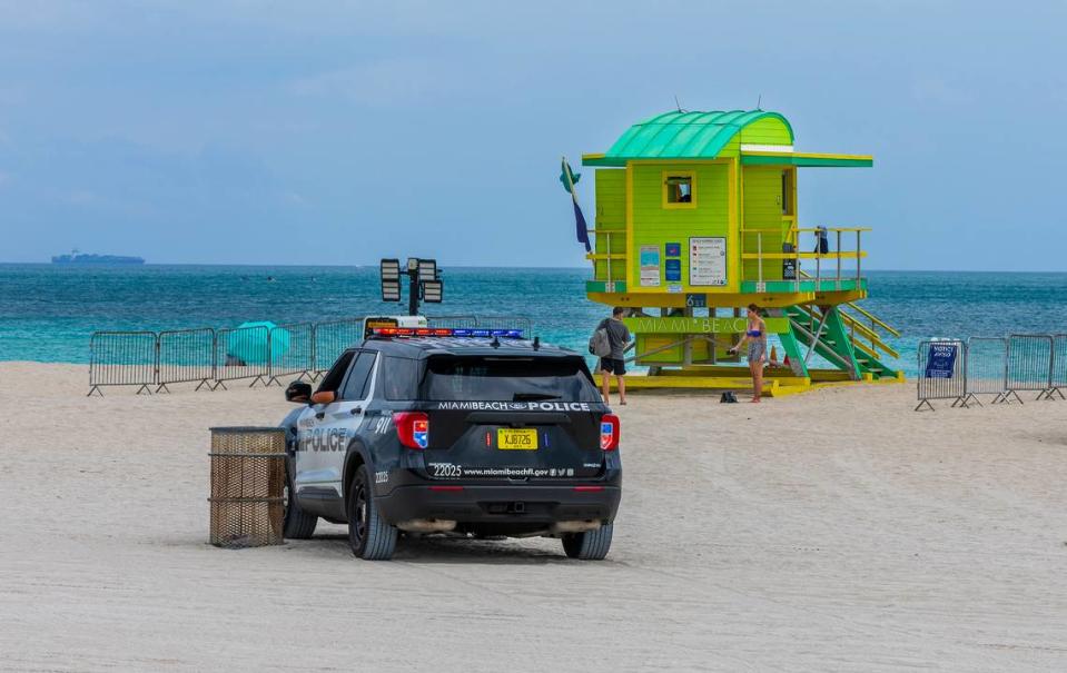 Un vehículo policial de la ciudad de Miami Beach es visto junto a una torre de salvavidas en la playa a la altura de 6 Street, durante las vacaciones de primavera en Miami Beach, el domingo 10 de marzo de 2024.