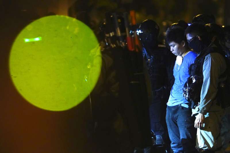 遭到香港警方逮捕的「反送中」抗爭者。（美聯社）