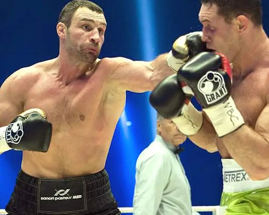 Recht routiniert geht Klitschkos Titelverteidigung am 29. Mai auf Schalke über die Bühne. Klitschko dominiert den kleineren und weniger erfahrenen Polen Albert Sosnowski und schafft den K.o. in Runde 10