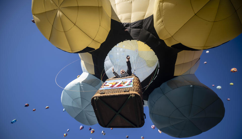 Pilip Audenaert, piloto de Brasil, despega durante la ascensión masiva en el Festival Internacional de Globos de Albuquerque, el sábado 7 de octubre de 2023 en Albuquerque, Nuevo México. (AP Foto/Roberto E. Rosales)