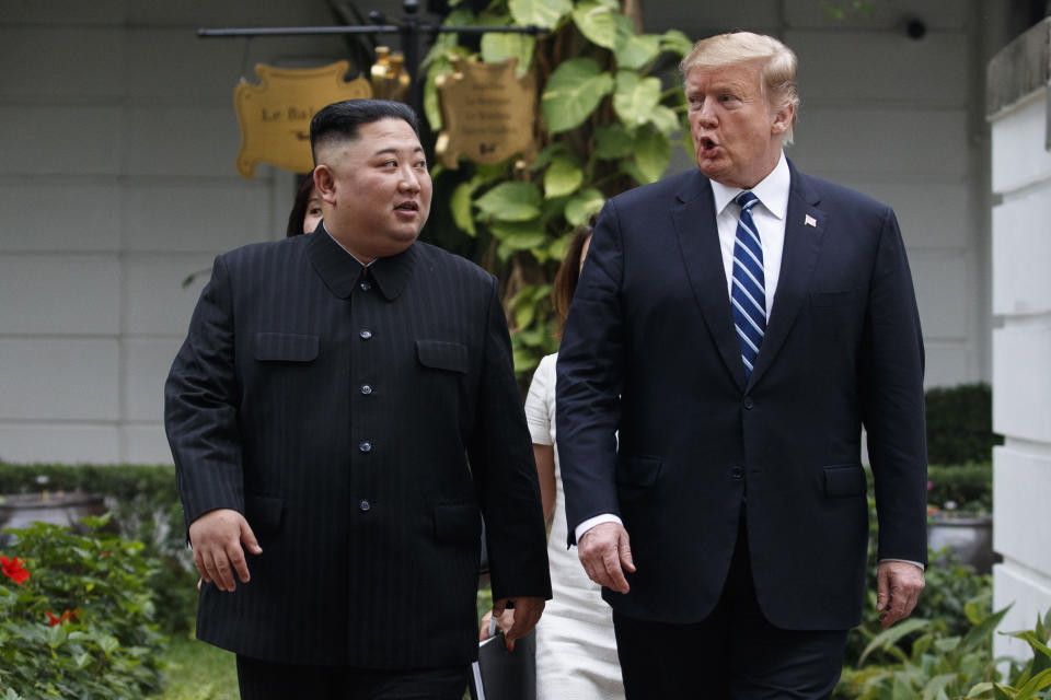 Donald Trump (der) y el líder de Corea del Norte, Kim Jong Un, pasean tras su primera reunión en el hotel Sofitel Legend Metropole de Hanói, Vietnam, el 28 de febrero del 2019. Trump causó revuelo al decir que estaba de acuerdo con unos comentarios despectivos que hizo Kim de Joe Biden, aspirante a la nominación presidencial demócrata. (AP Foto/Evan Vucci, archivo)