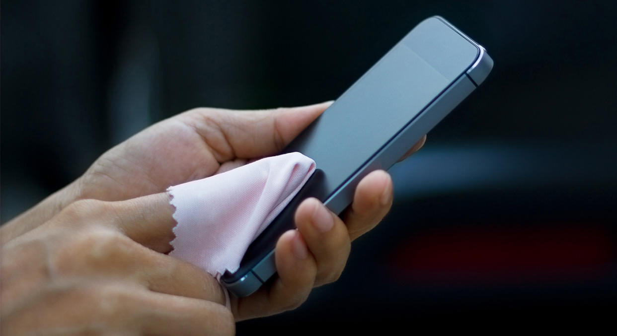 How to clean mobile phone