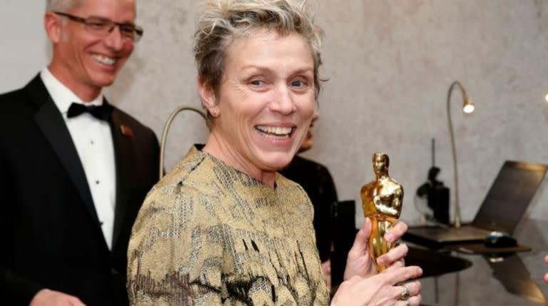 Frances McDormand posa con su galardón en la ceremonia de los Oscar (Crédito: AFP)