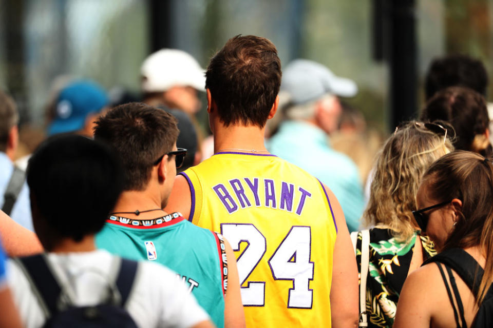 Ein Fan bei den Australien trägt das Bryant-Trikot