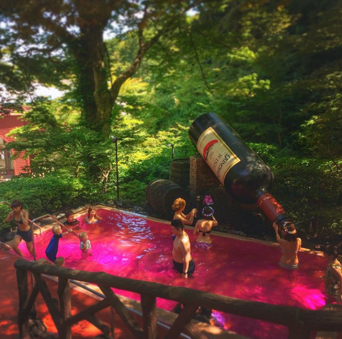 En Japón puedes bañarte en una piscina de vino tinto