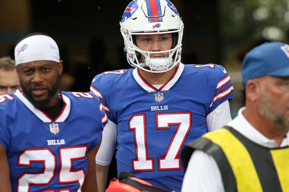 CHARLOTTE, NC - 26 DE AGOSTO: Josh Allen (17), mariscal de campo de los Buffalo Bills, durante un partido de fútbol de pretemporada de la NFL entre los Buffalo Bills y los Carolina Panthers el 26 de agosto de 2022 en el Bank of America Stadium en Charlotte, NC (Foto de John Byrum/Icon Sportswire a través de Getty Images)