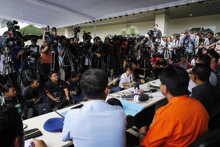 Journalists crowd during a news conference on the search and locate operation for missing AirAsia flight QZ8501, at Juanda International Airport, Surabaya December 29, 2014. REUTERS/Beawiharta