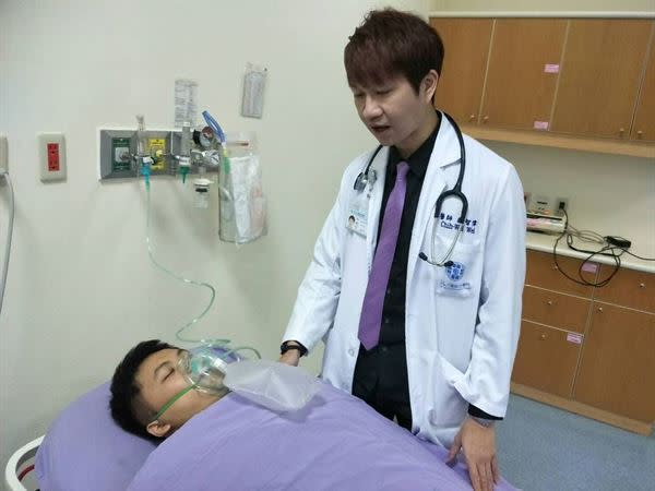 魏智偉醫師表示，一氧化碳中毒患者送醫後，會依狀況使用純氧或高壓氧的治療方法。（圖片提供／童綜合醫院）