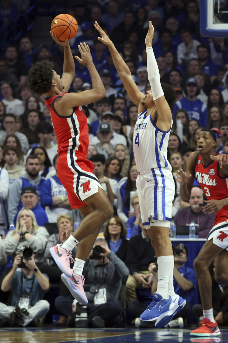 Kentucky's Tre Mitchell, right, defends the shot of Mississippi's Jaemyn Brakefield, left, during the first half of an NCAA college basketball game Tuesday, Feb. 13, 2024, in Lexington, Ky. (AP Photo/James Crisp)