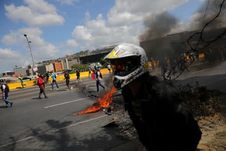 Opposition supporters clash with riot security forces while rallying against President Nicolas Maduro in Caracas, Venezuela, May 18, 2017. REUTERS/Carlos Barria