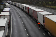 Gli autisti bivaccano in autostrada dopo il blocco a causa della scoperta della nuova variante Covid. Regno Unito isolato, timori per le scorte alimentari ma il premier Johnson rassicura: "Nessun rischio di scaffali vuoti". (Ap Photo)