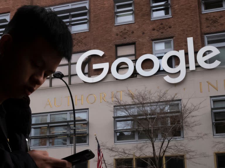 Google señaló que especialistas éticos y expertos en IA no respaldan las afirmaciones de Lemoine. (AP Foto/Mark Lennihan)