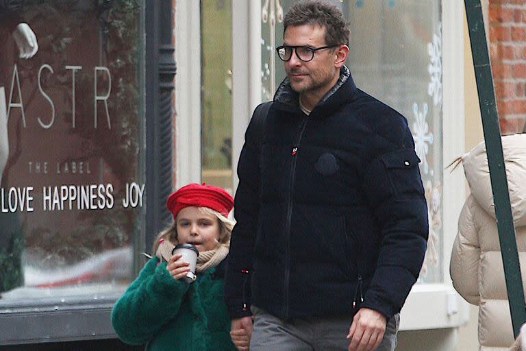 Bradley Cooper paseando por Nueva York con su hija Lea