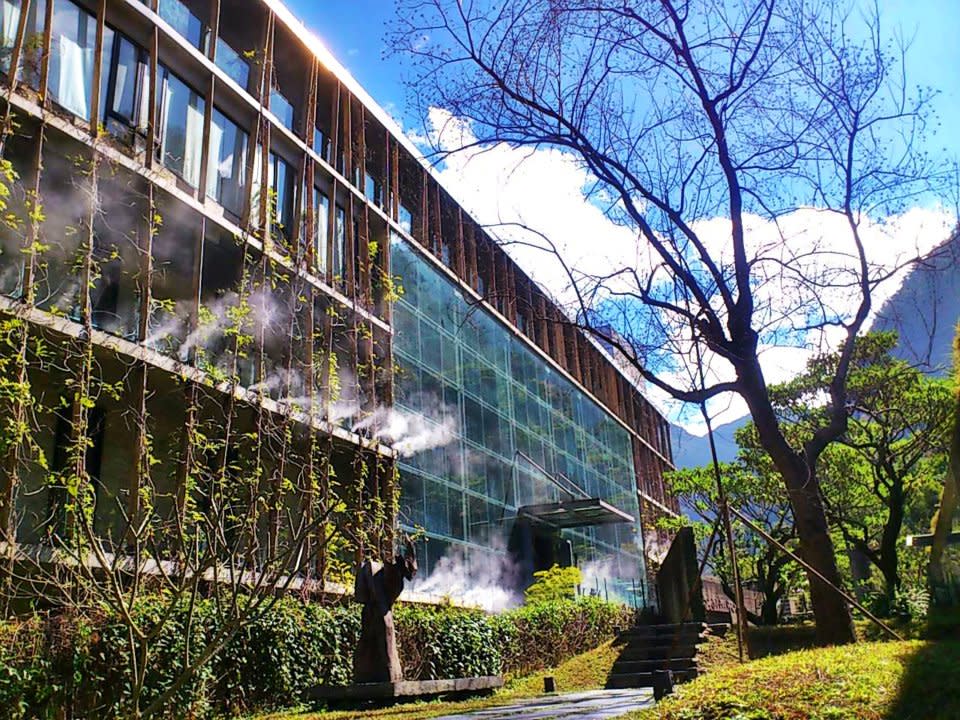 白天的泰安溫泉會館，天空清亮風景優美。(圖片來源／泰安觀止溫泉會館)