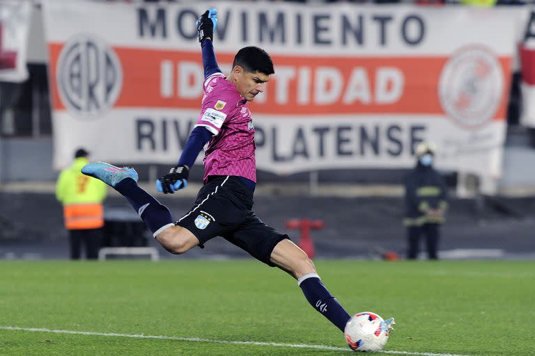 Fuerte, alto y lejos, Lampe es la referencia de Atlético Tucumán