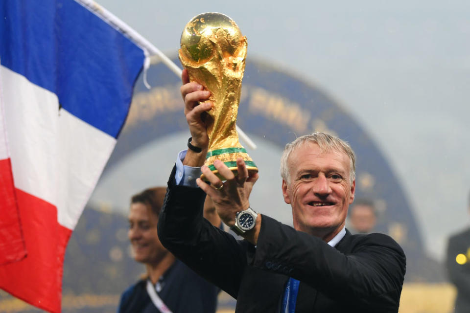 La consécration. Le 15 juillet 2018, l'équipe de France devient championne du monde en battant la Croatie 4 buts à 2. Didier Deschamps devient le seul Français double champion du monde de football, une fois en tant que joueur, et l'autre en tant que sélectionneur. Un pied de nez pour tous ses détracteurs, qui lui reprochaient un manque de style et une équipe pas assez portée vers l'offensive. Après le Mondial, il répondra que son équipe de France a été <em>"chirurgicale"</em>. (crédit Getty)